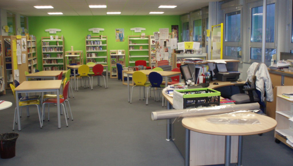 محادثة فرنسية داخل المكتبة 1