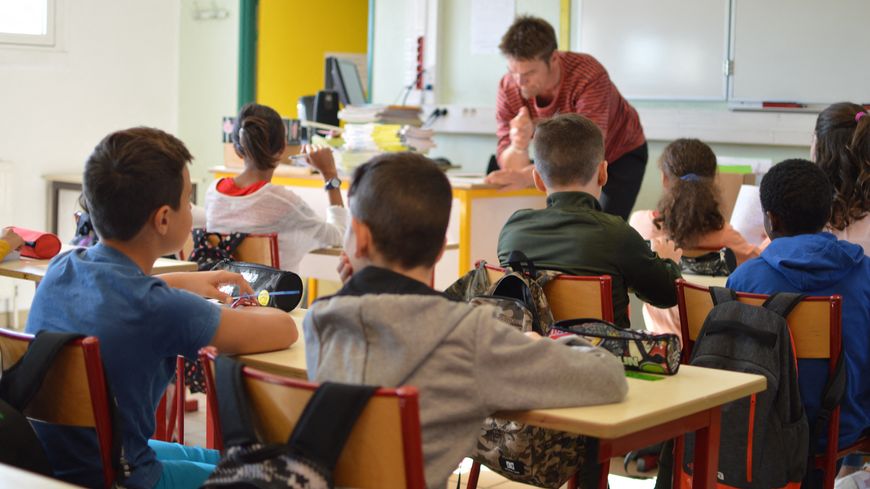 محادثة فرنسية بين المعلم وتلاميذه 1